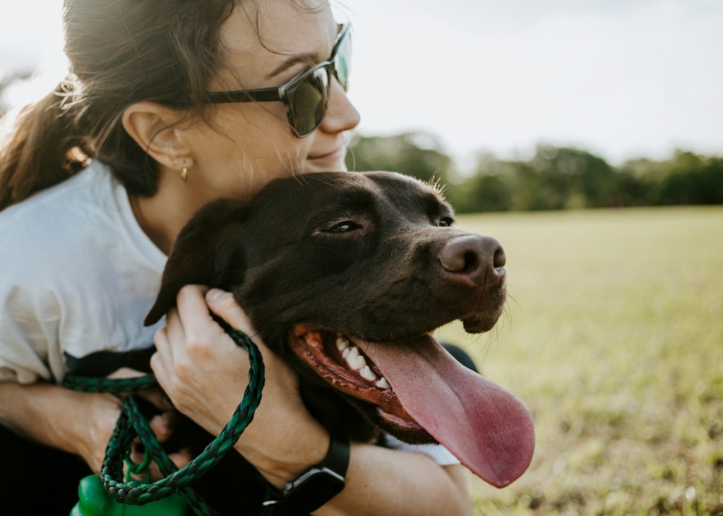 Mujer abrazando a un perro